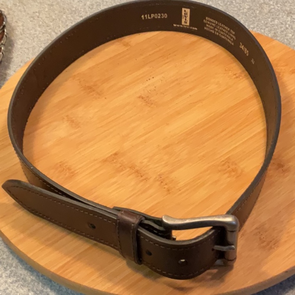 Like new men’s Levi’s brand brown leather belt size 34